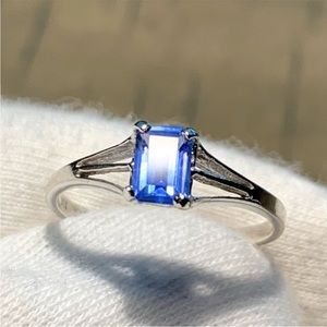 Beautiful Ceylon Sapphire White Gold Ring